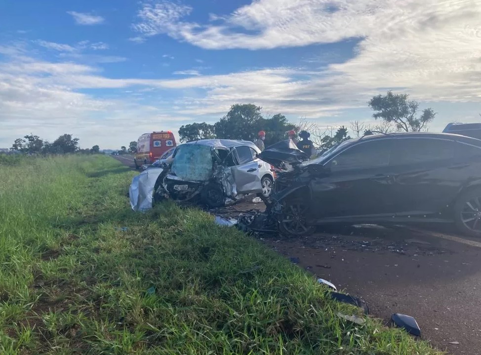 Colisão entre dois veículos de passeio deixa três mortos na BR 060 em MS — Foto: Corpo de Bombeiros